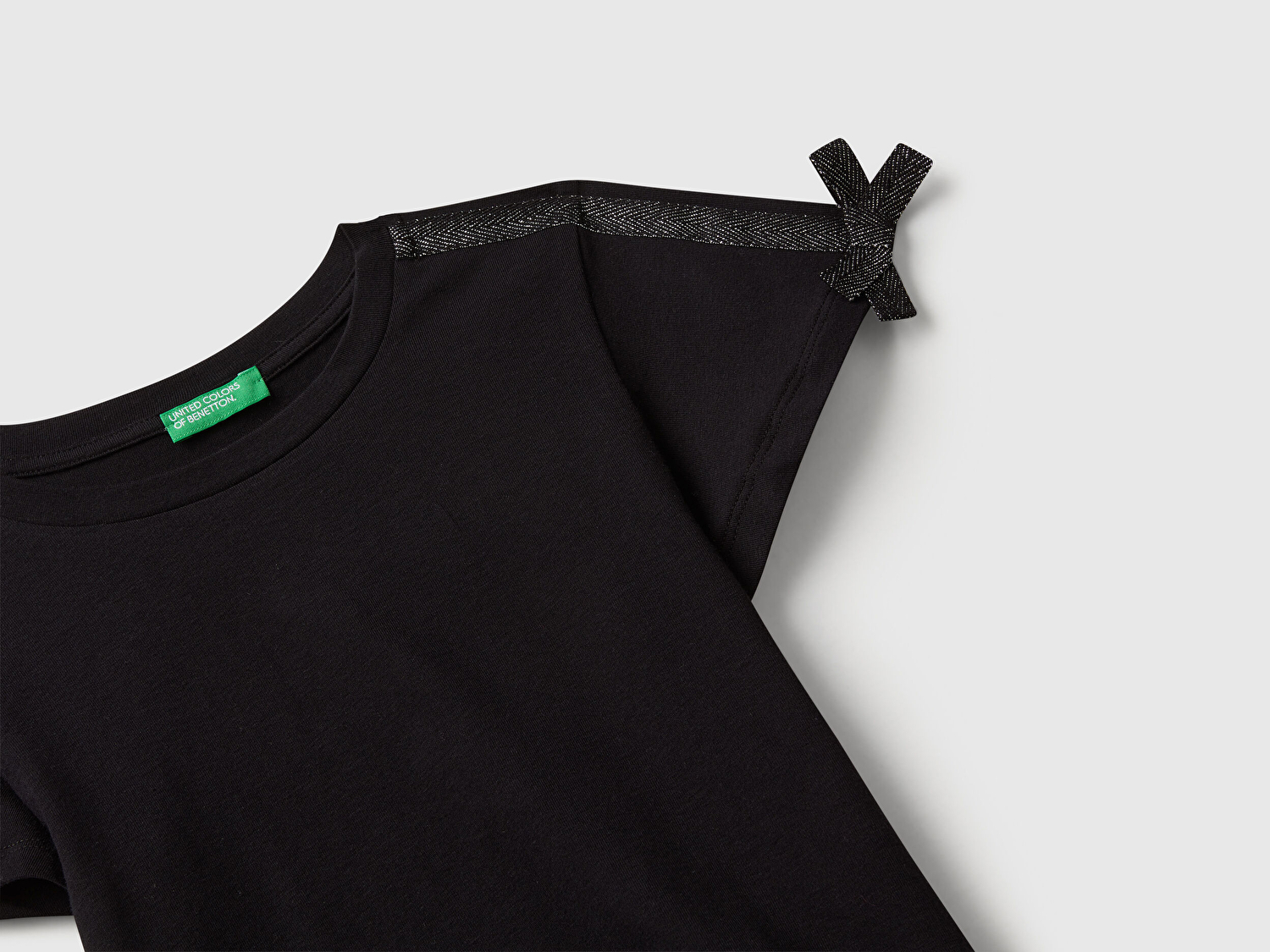 Benetton Kız Çocuk Siyah Logo İşlemeli Omuzları Simli Kurdeleli T-shirt