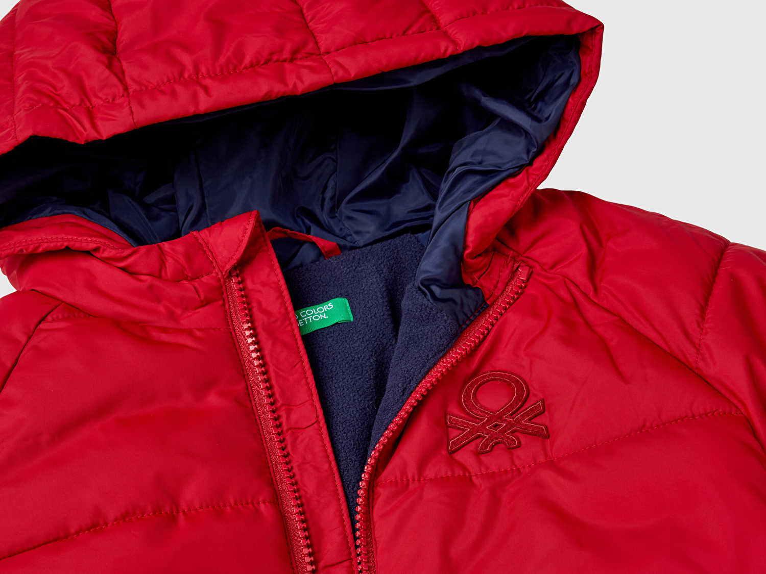 Benetton Erkek Bebek Kırmızı Sol Göğsü Logo Yamalı Önü Cepli Kapüşonlu Fermuarlı Mont