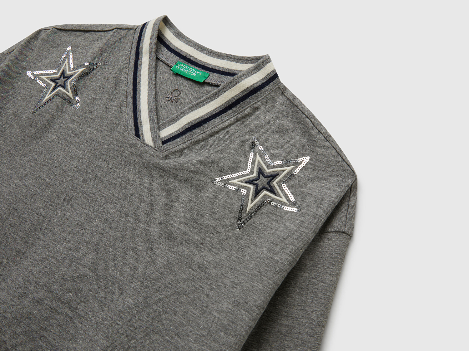 Benetton Kız Çocuk Antrasit Melanj Payet İşlemeli Şeritli V Yaka Boxy Fit Uzun Kollu T-shirt