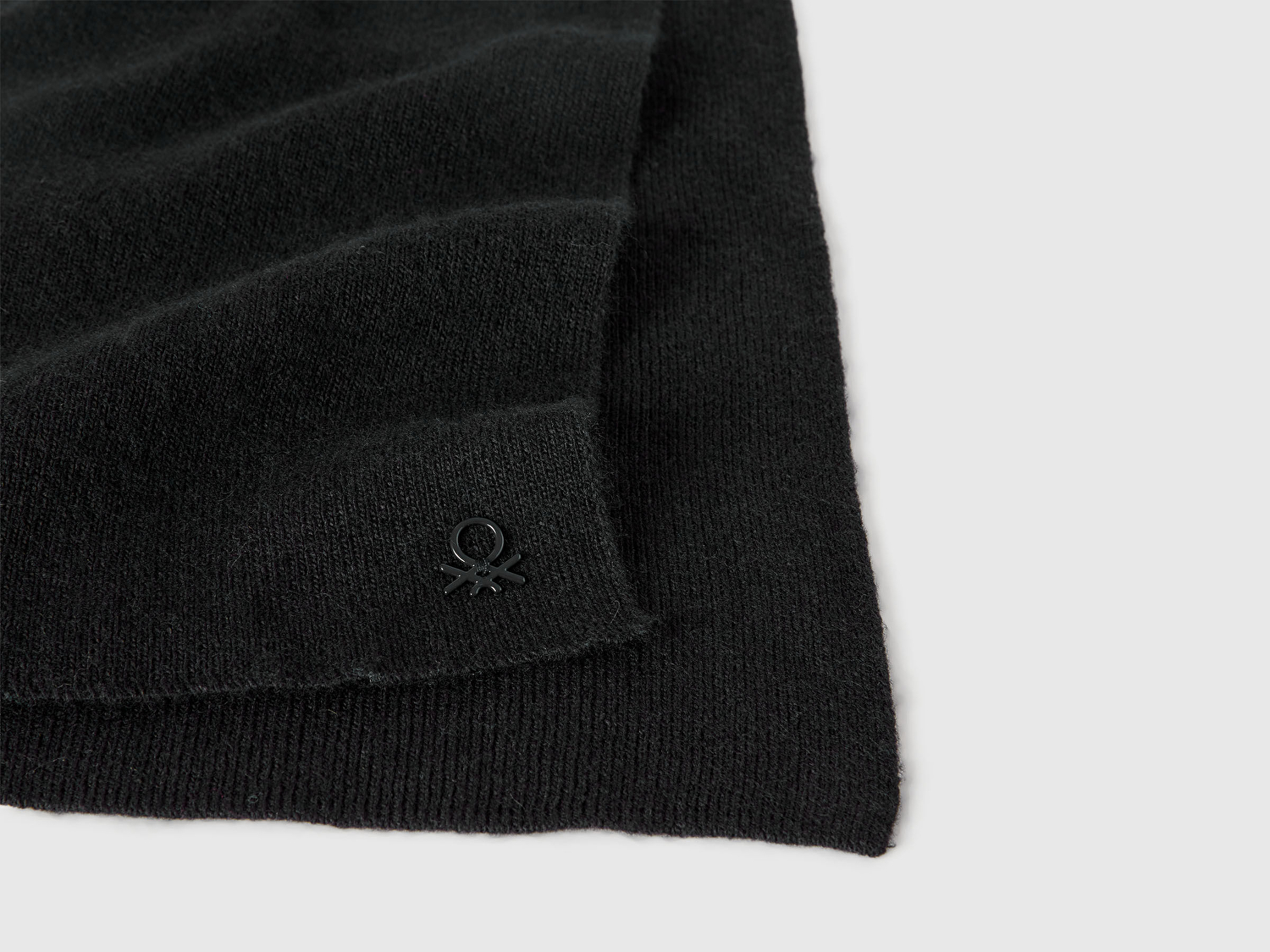 Benetton Erkek Çocuk Siyah Yün ve Viskoz Karışımlı Logo Nakışlı Atkı 