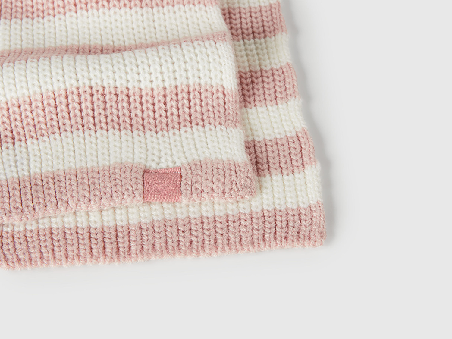 Erkek Bebek Toz Pembe %100 Akrilik Logo Etiketi Detaylı Renk Bloklu Atkı