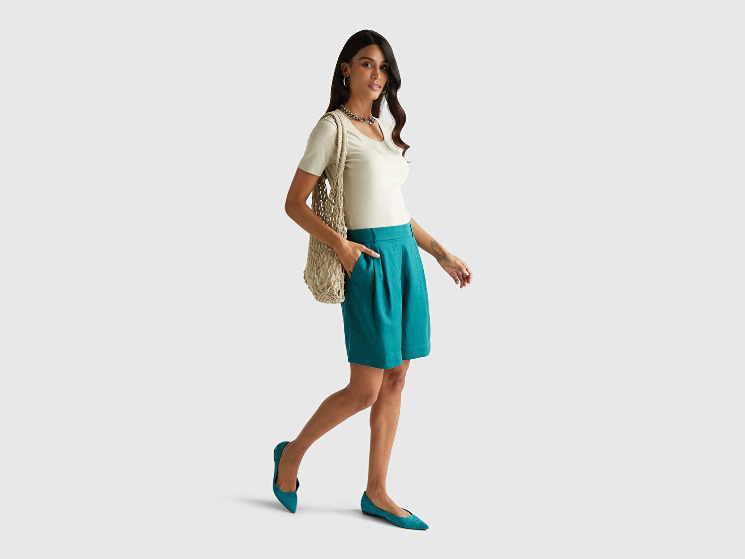 Kadın Koyu Yeşil %100 Keten Arka Beli Lastikli Pileli Relax Fit Bermuda Şort