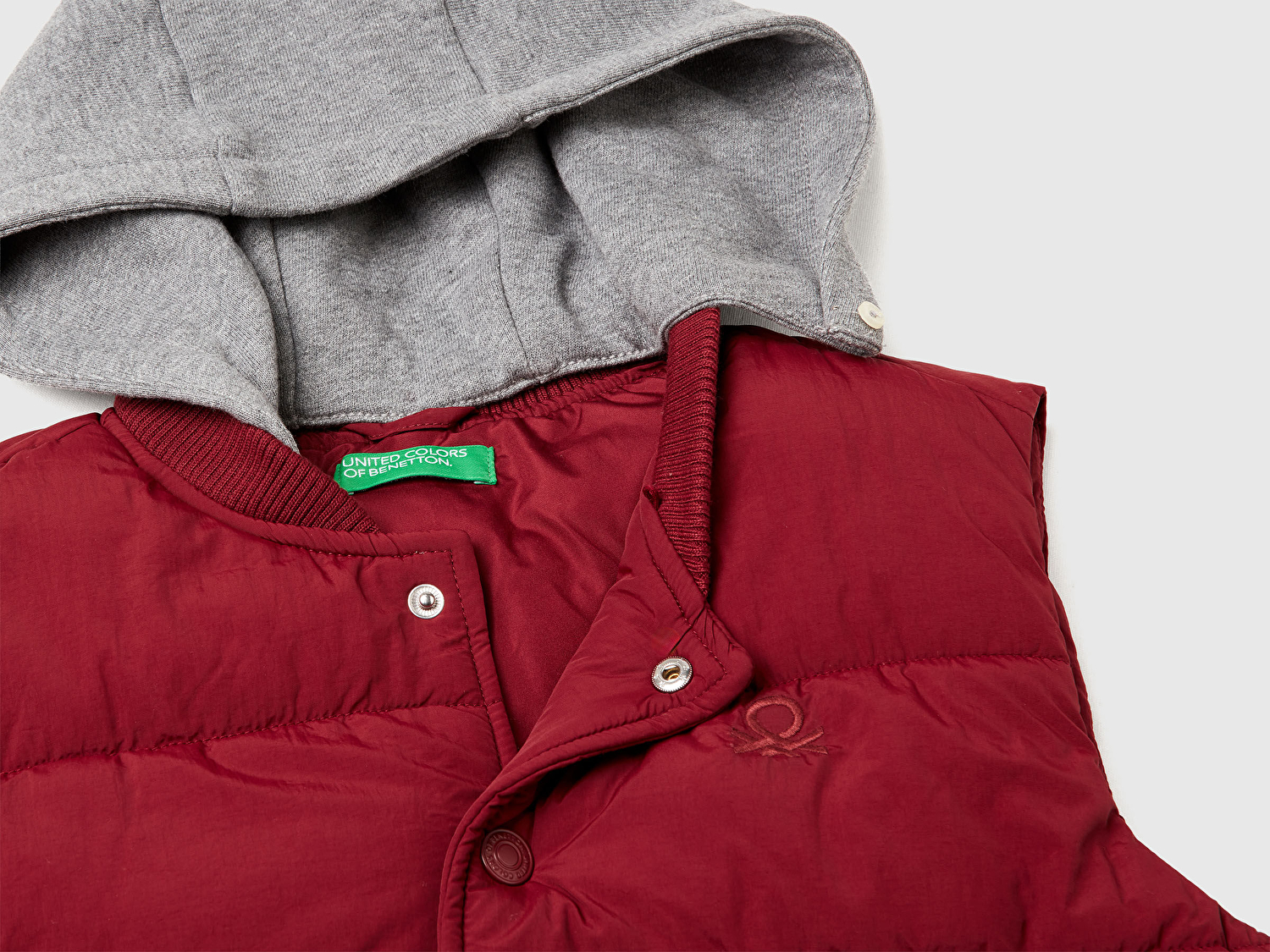 Benetton Erkek Çocuk Bordo Logo Detaylı Nervürlü Çıkarılabilir Kapüşonlu Dolgulu Yelek