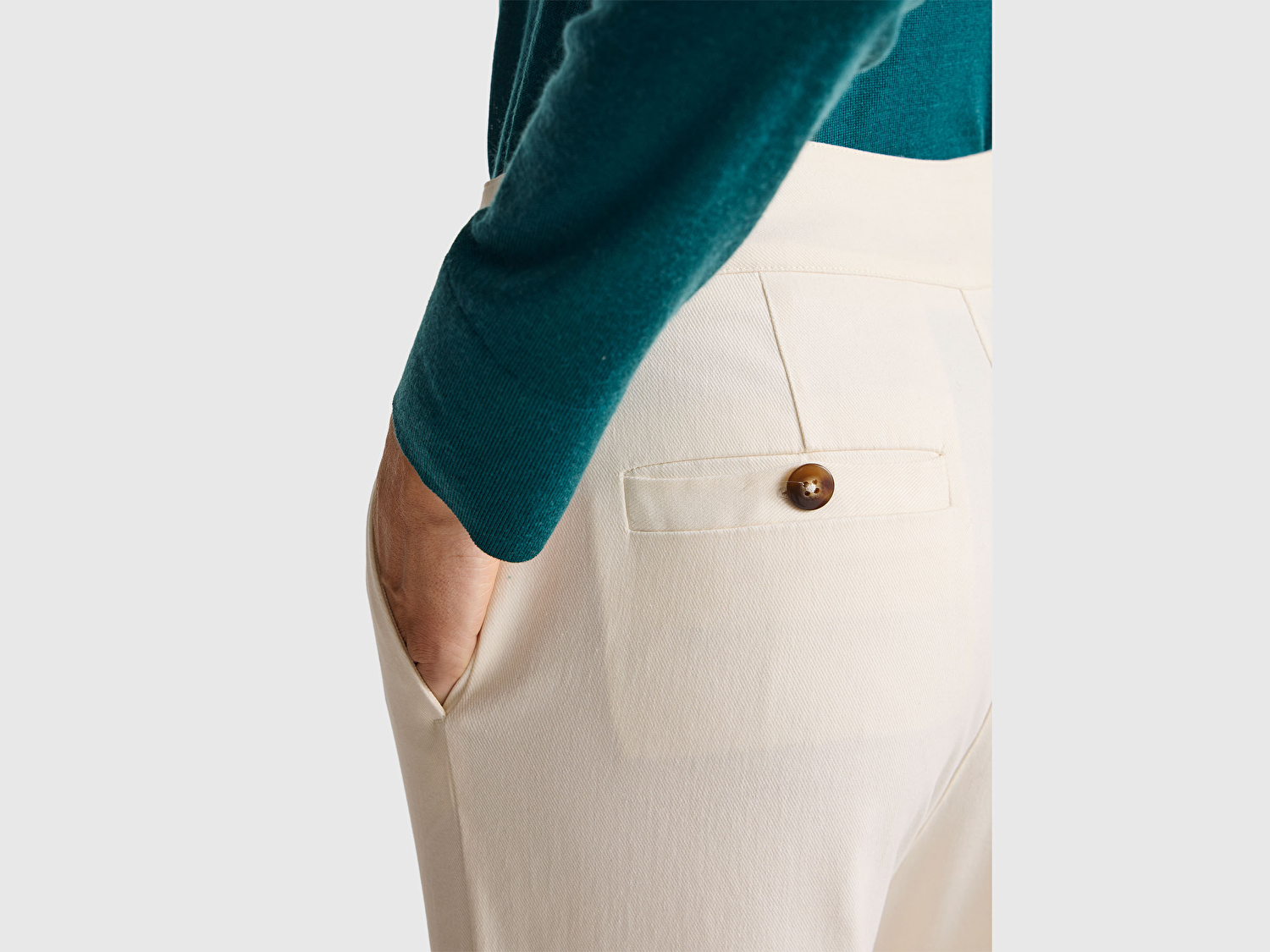 Benetton Kadın Krem Pamuk Karışımlı Düğmeli Paçası Katlamalı Pantolon