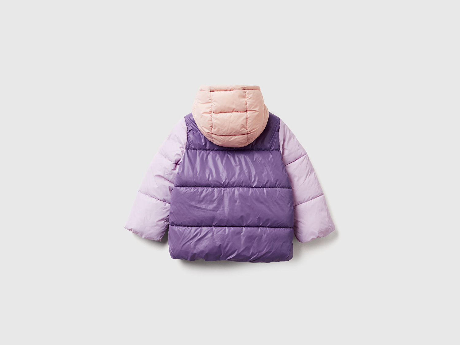 Benetton Kız Bebek Beyaz Mix Kolu Logo Detaylı Yama Cepli Kapüşonlu Sentetik Dolgulu Mont