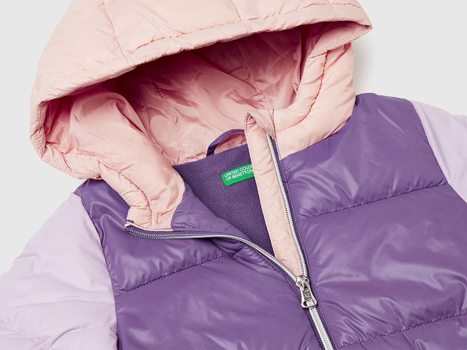 Benetton Kız Bebek Beyaz Mix Kolu Logo Detaylı Yama Cepli Kapüşonlu Sentetik Dolgulu Mont