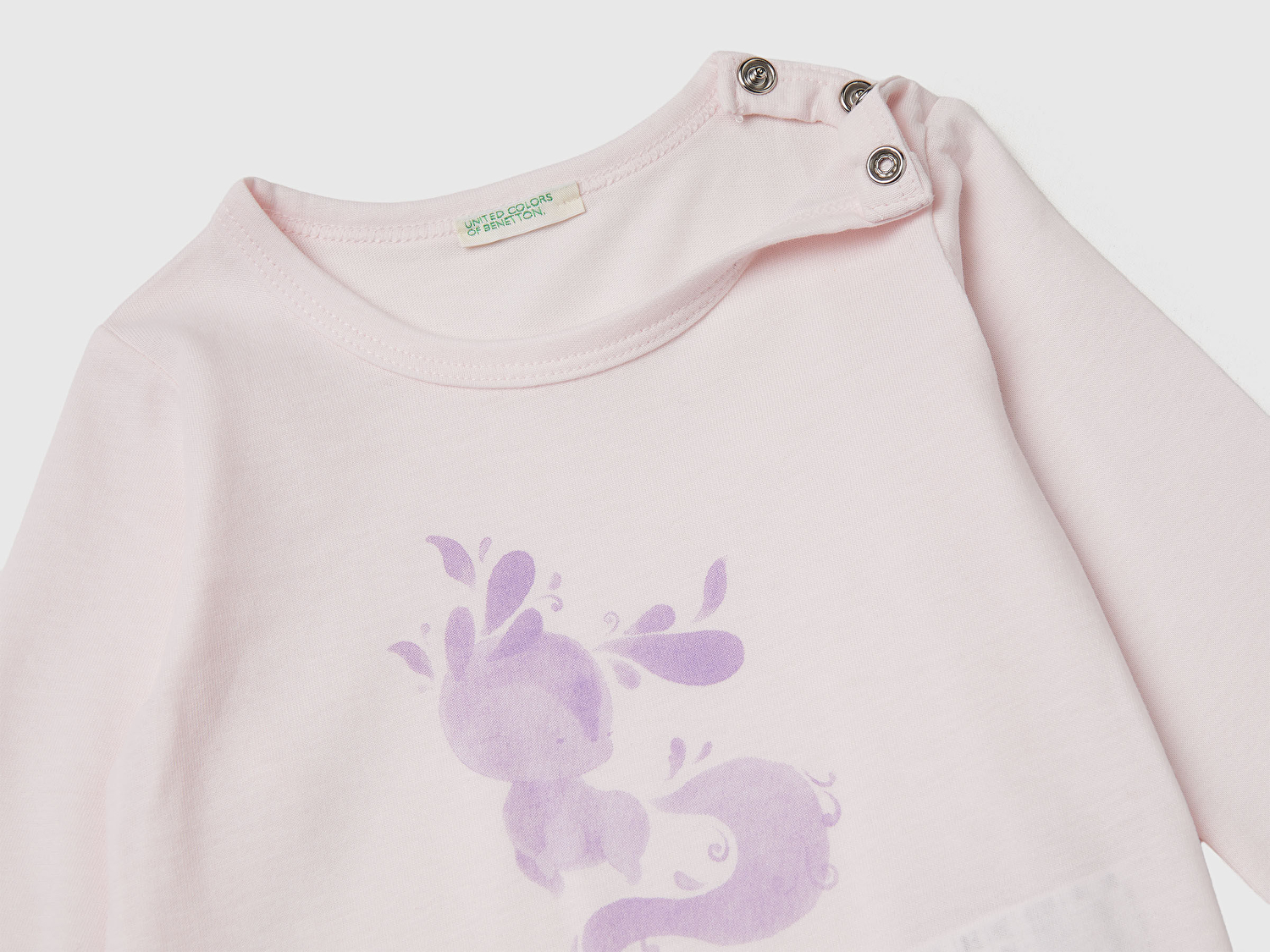 Benetton Bebek Toz Pembe Önü Baskılı Omzu Gizli Düğmeli Uzun Kollu T-shirt