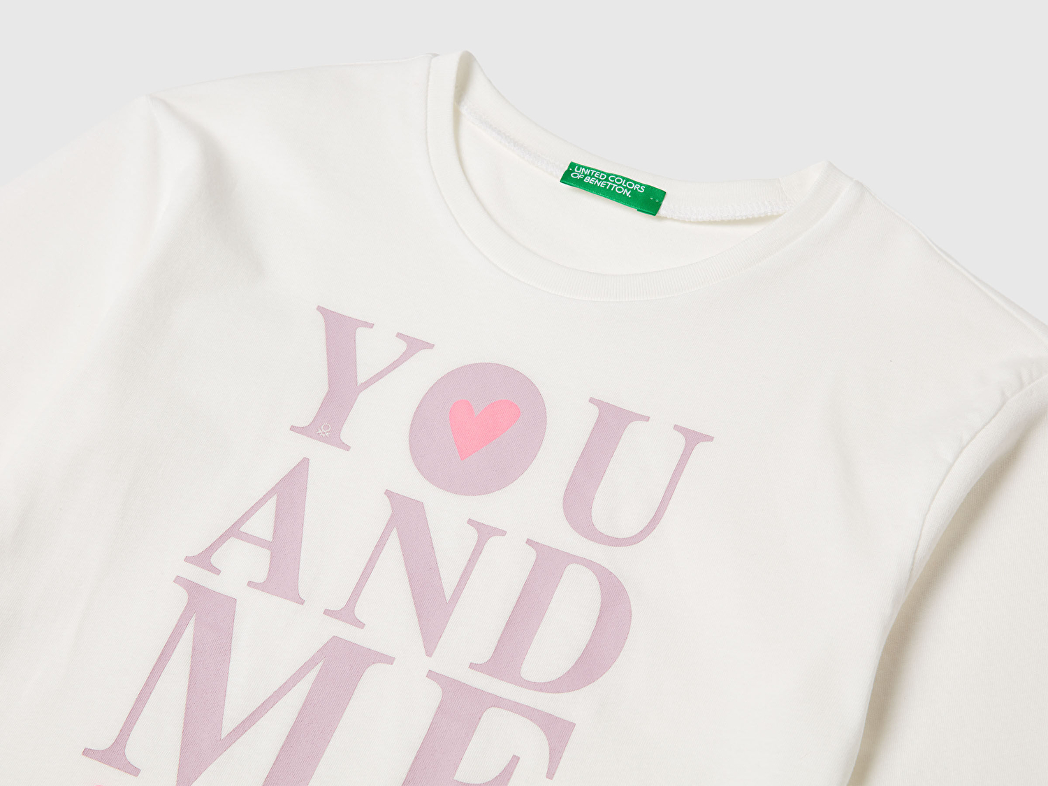 Benetton Kız Çocuk Ekru Önü Baskılı Ribana Yakalı Relaxed Fit Uzun Kollu T-shirt