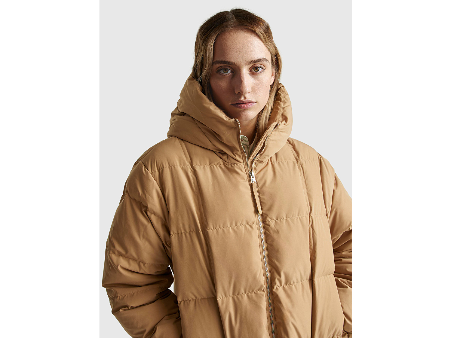 Benetton Kadın Açık Kahverengi Kuş Tüyü Kapüşonlu Fermuarlı Kolu Lastikli Şişme Mont