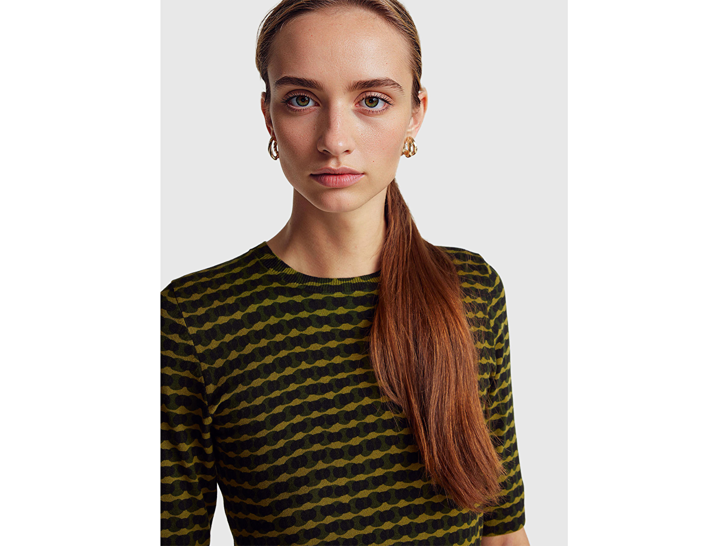 Benetton Kadın Haki Yeşili Viskoz Karışımlı Desenli Bisiklet Yaka Kısa Kollu Kazak