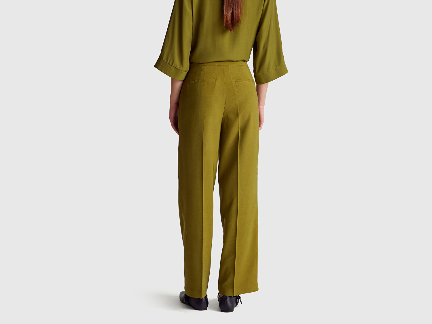 Benetton Kadın Haki Yeşili Viskoz Karışımlı Arka Cep Detaylı Geniş Paça Pantolon