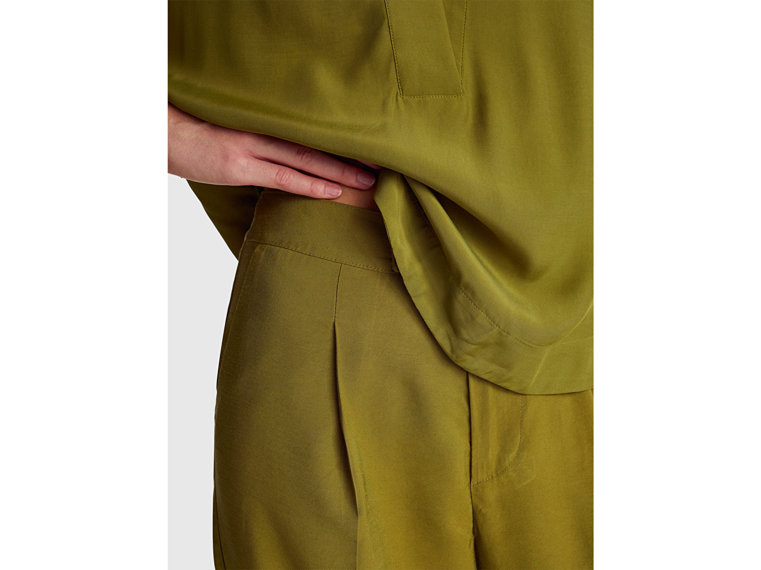 Benetton Kadın Haki Yeşili Viskoz Karışımlı Arka Cep Detaylı Geniş Paça Pantolon
