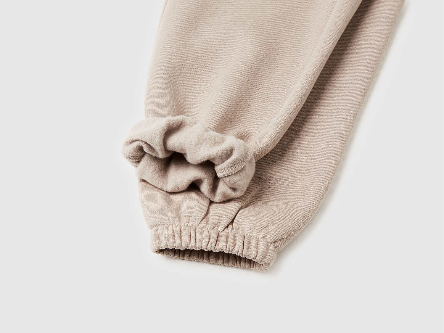 Benetton Kız Bebek Bej Arkası Logo Detaylı Beli Paçası Lastikli Büzgü İpli Eşofman Altı