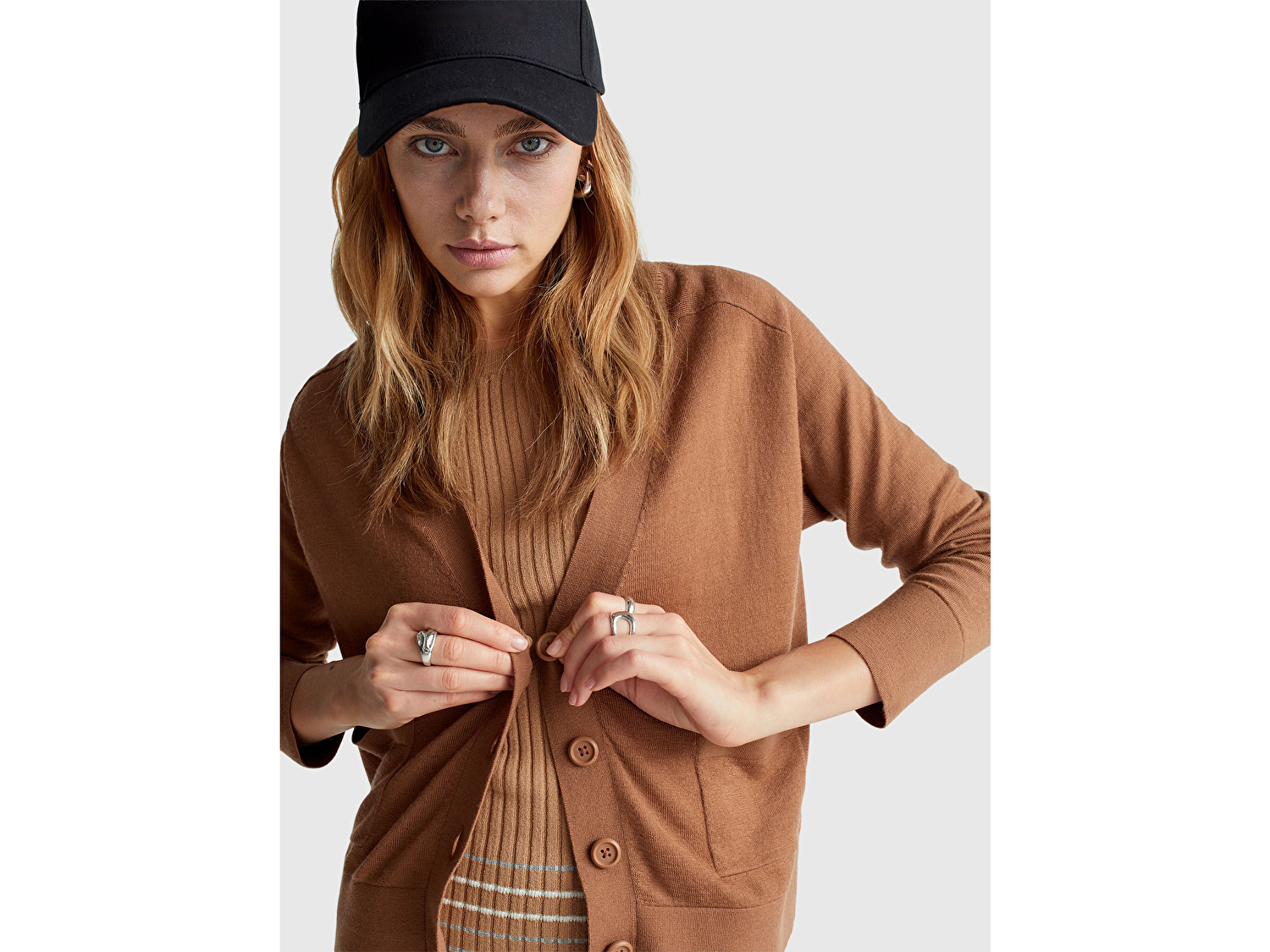 Benetton Kadın Taba  %100 Yün Önü Cep Detaylı Düğmeli V Yaka Hırka