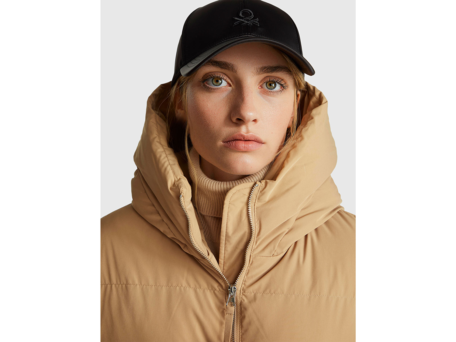 Benetton Kadın Açık Kahverengi Kuş Tüyü Beli Bağcıklı Kapüşonlu Uzun Şişme Mont