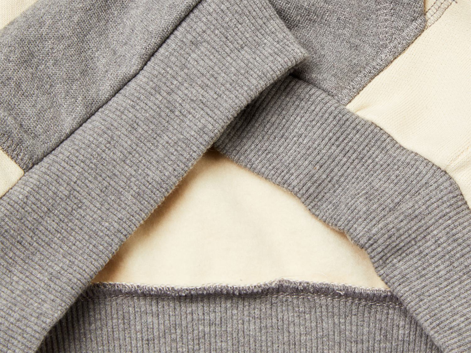 Benetton Erkek Bebek Hardal-Ekru Önü Logo Baskılı Cepli Bisiklet Yaka Regular Fit Sweatshirt