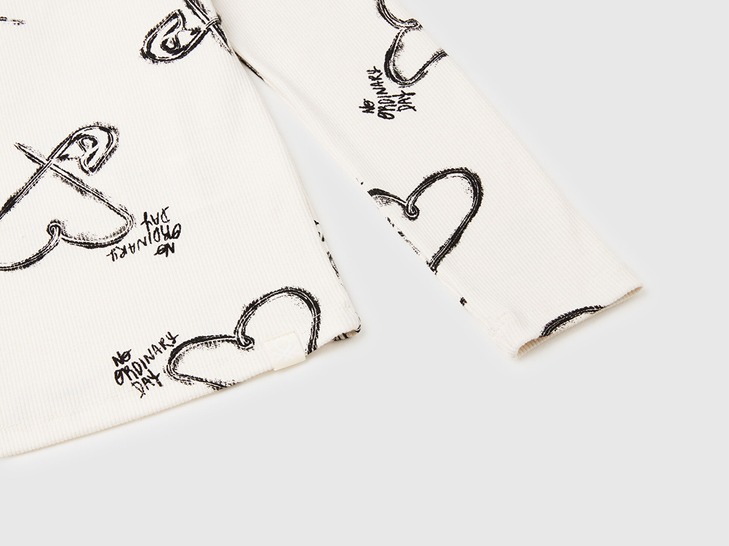 Benetton Kız Çocuk Ekru Tamamı Baskılı Logo Etiketli Bebe Yaka Uzun Kollu T-Shirt