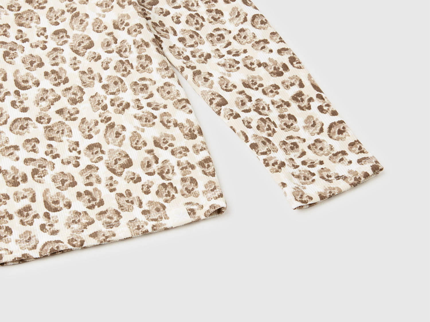 Benetton Kız Çocuk Bej Tamamı Baskılı Logo Etiketli Bebe Yaka Uzun Kollu T-Shirt