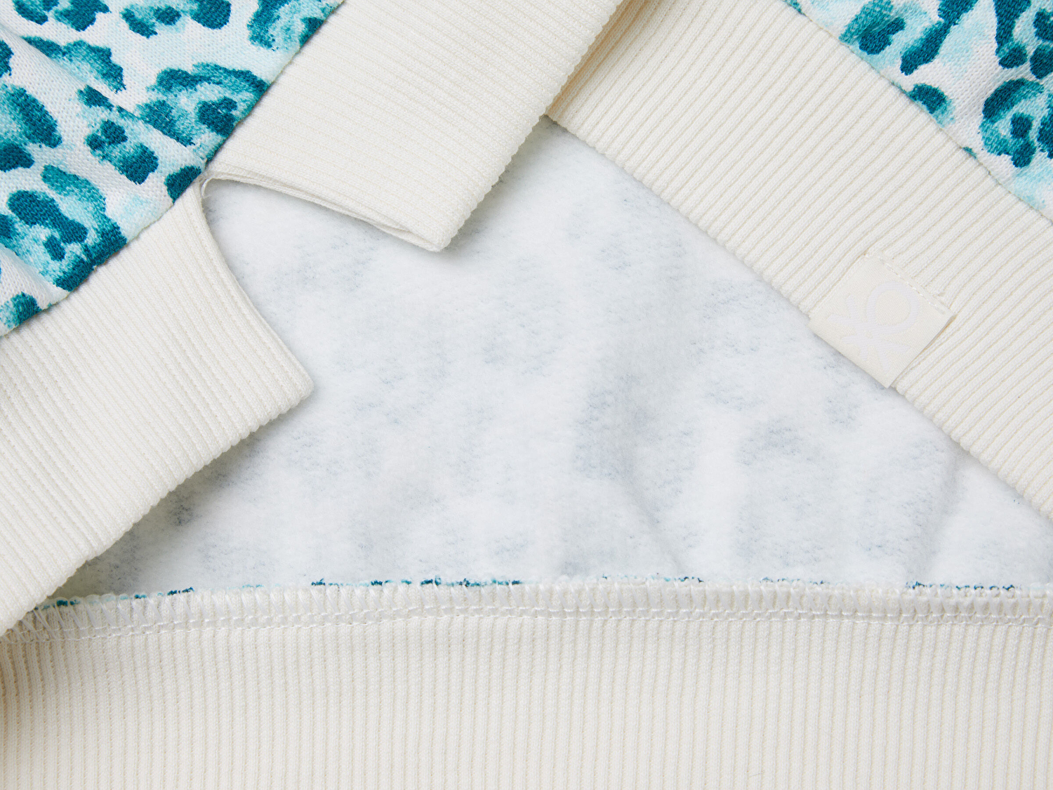 Benetton Kız Çocuk Mint Yeşili Tamamı Baskılı Logo Etiketi Detaylı Yırtmaçlı Sweatshirt