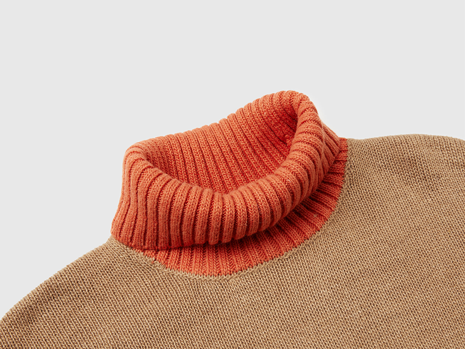 Benetton Kadın Açık Kahverengi Akrilik ve Yün Karışımlı Çok Renkli Balıkçı Yaka Kazak