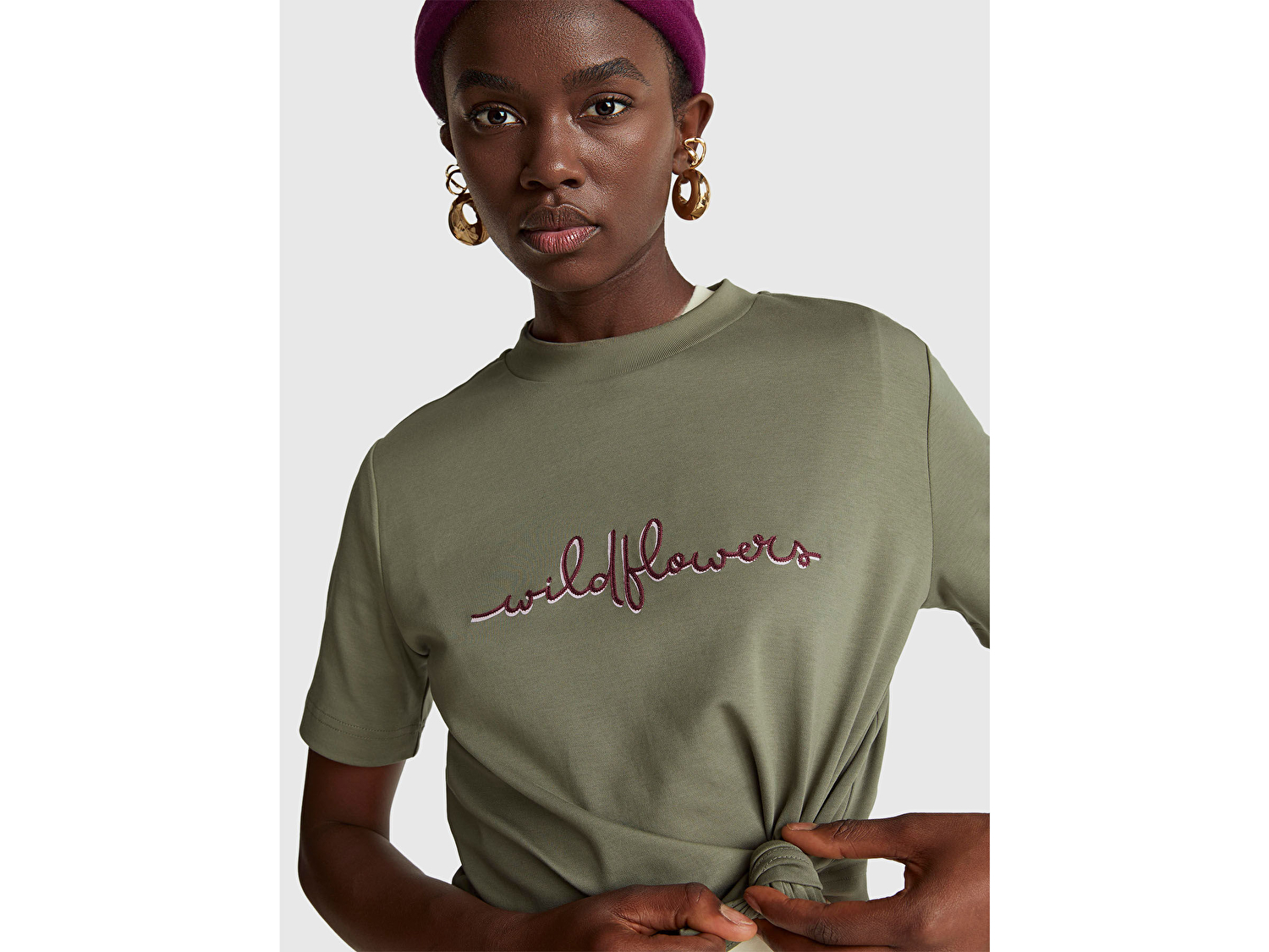 Benetton Kadın Haki %100 Pamuk Önü Çiçek İşlemeli Bisiklet Yaka T-Shirt