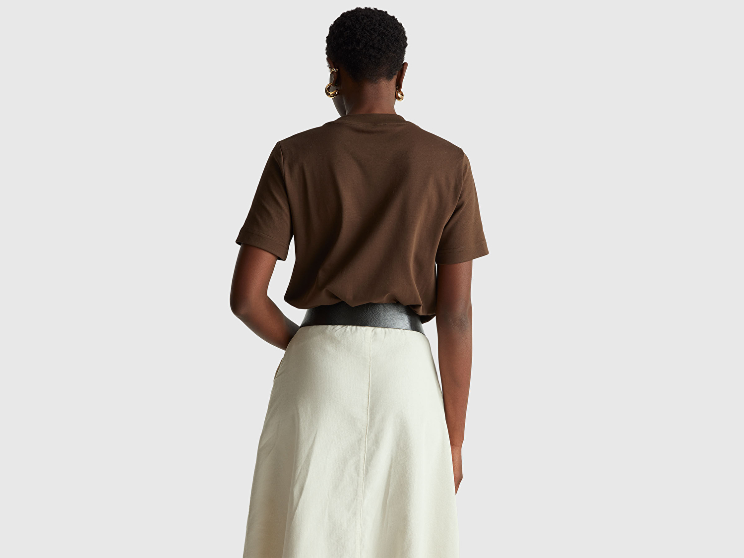 Benetton Kadın Koyu Kahverengi %100 Pamuk Önü Çiçek İşlemeli Bisiklet Yaka T-Shirt