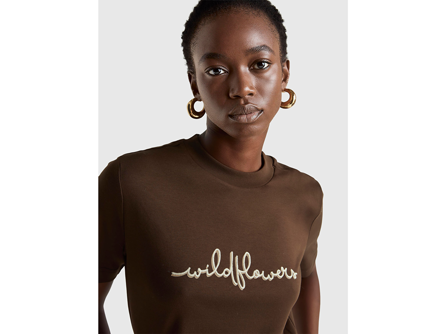 Benetton Kadın Koyu Kahverengi %100 Pamuk Önü Çiçek İşlemeli Bisiklet Yaka T-Shirt