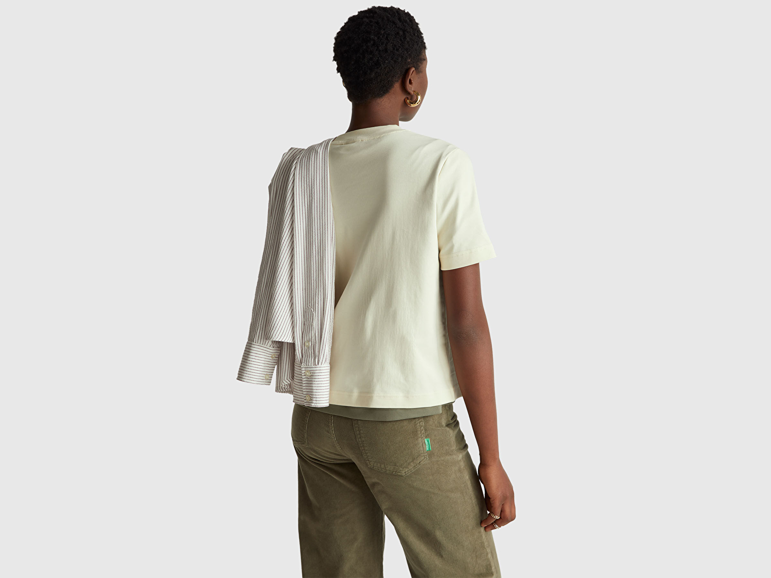 Benetton Kadın Krem %100 Pamuk Önü Çiçek İşlemeli Bisiklet Yaka T-Shirt