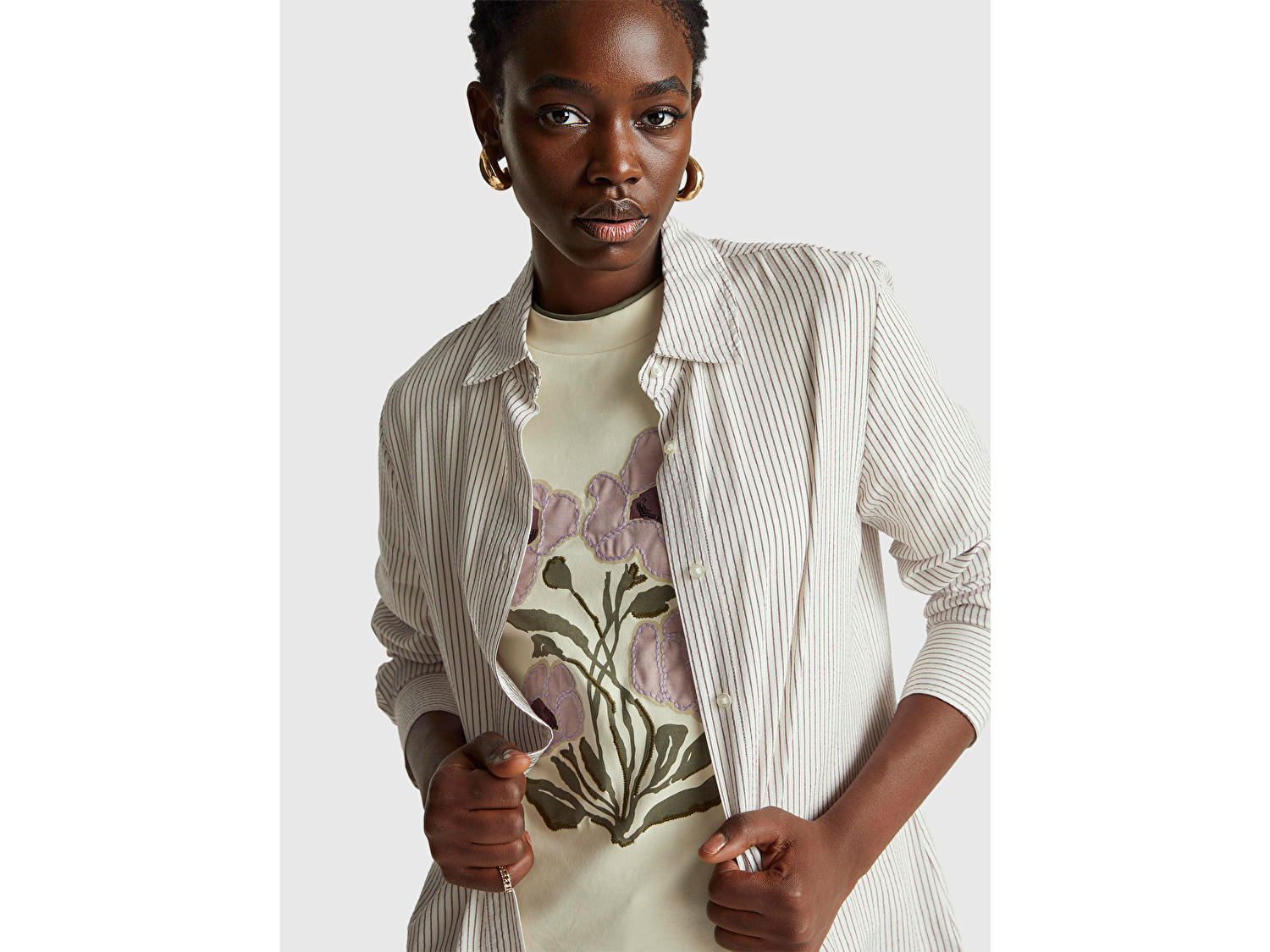 Benetton Kadın Krem %100 Pamuk Önü Çiçek İşlemeli Bisiklet Yaka T-Shirt