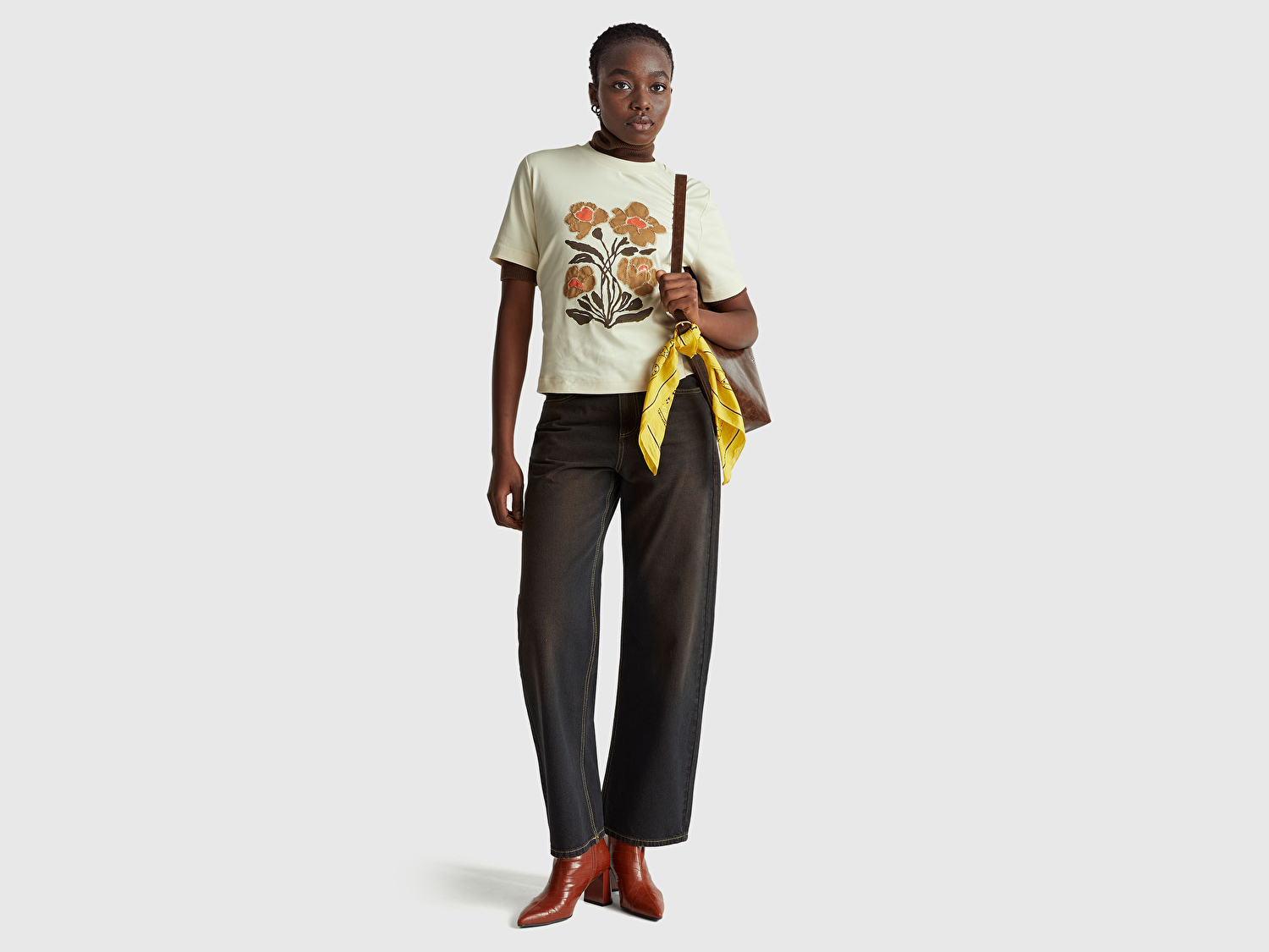 Benetton Kadın Krem Desenli %100 Pamuk Önü Çiçek İşlemeli Bisiklet Yaka T-Shirt