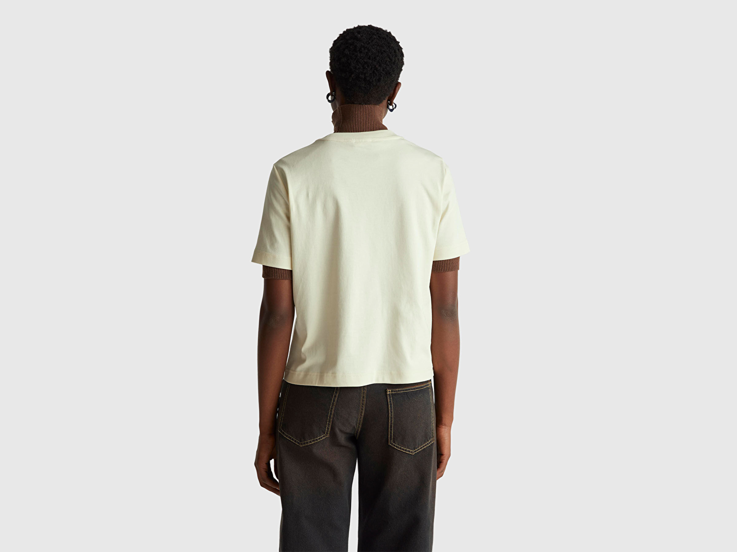 Benetton Kadın Krem Desenli %100 Pamuk Önü Çiçek İşlemeli Bisiklet Yaka T-Shirt