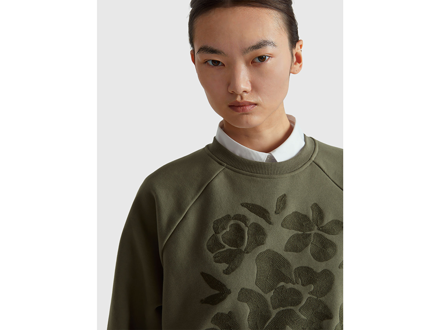 Benetton Kadın Haki Pamuk Karışımlı Önü Çiçek Desenli Bisiklet Yaka Sweatshirt