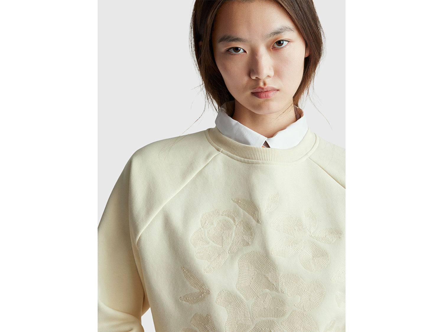 Benetton Kadın Krem Pamuk Karışımlı Önü Çiçek Desenli Bisiklet Yaka Sweatshirt