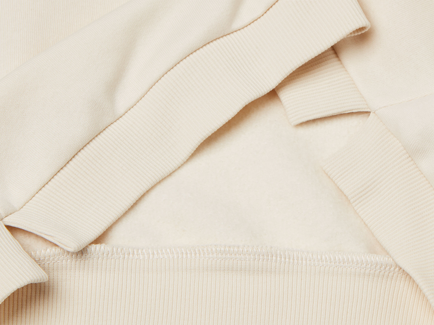 Benetton Kız Bebek Ekru Renk Bloklu Simli Logo Baskılı Yırtmaçlı Sweatshirt 