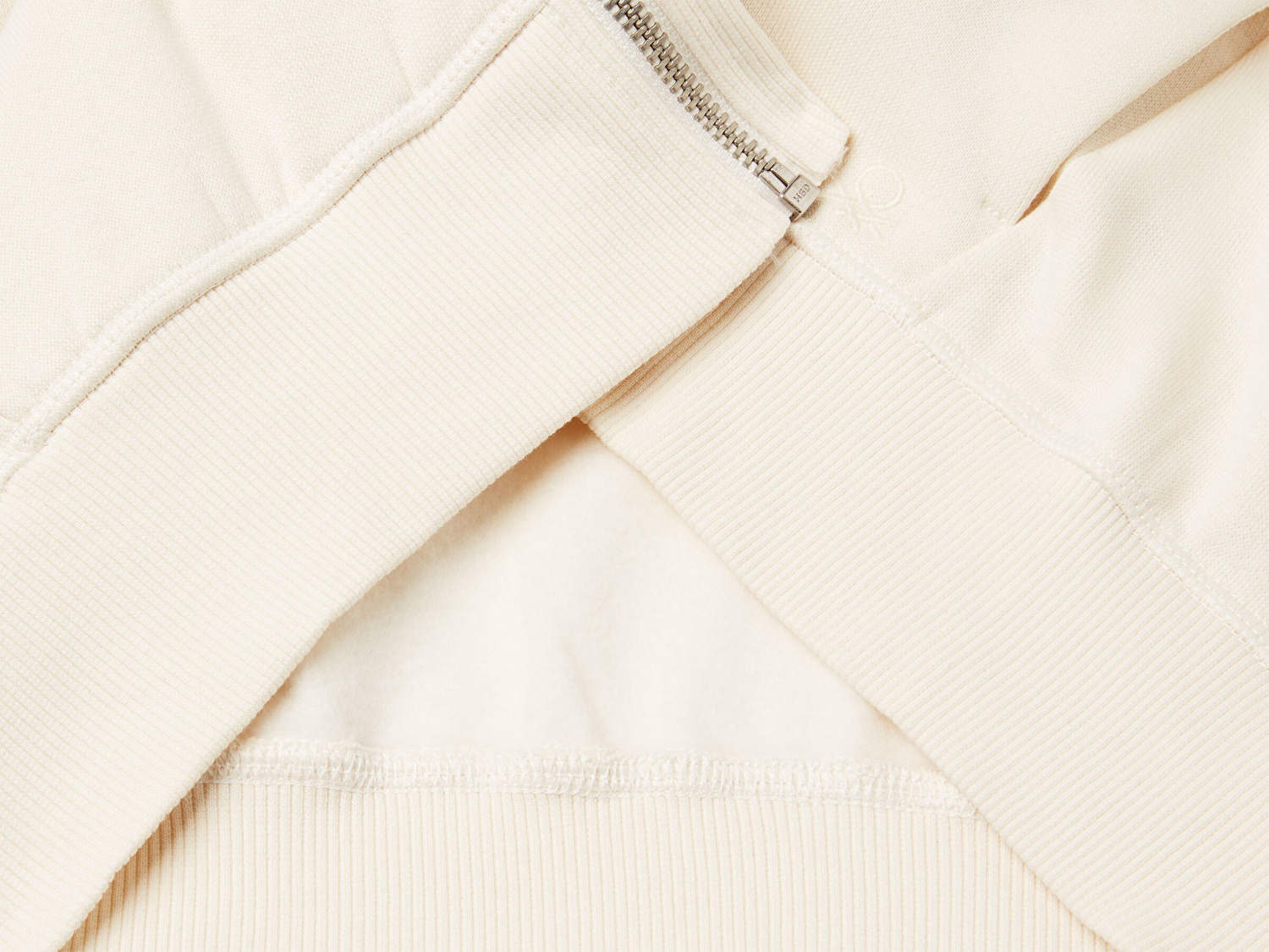 Benetton Kız Çocuk Ekru Kristal Aplikeli Logo Detaylı Fermuarlı Kapüşonlu Şardonlu Sweatshirt