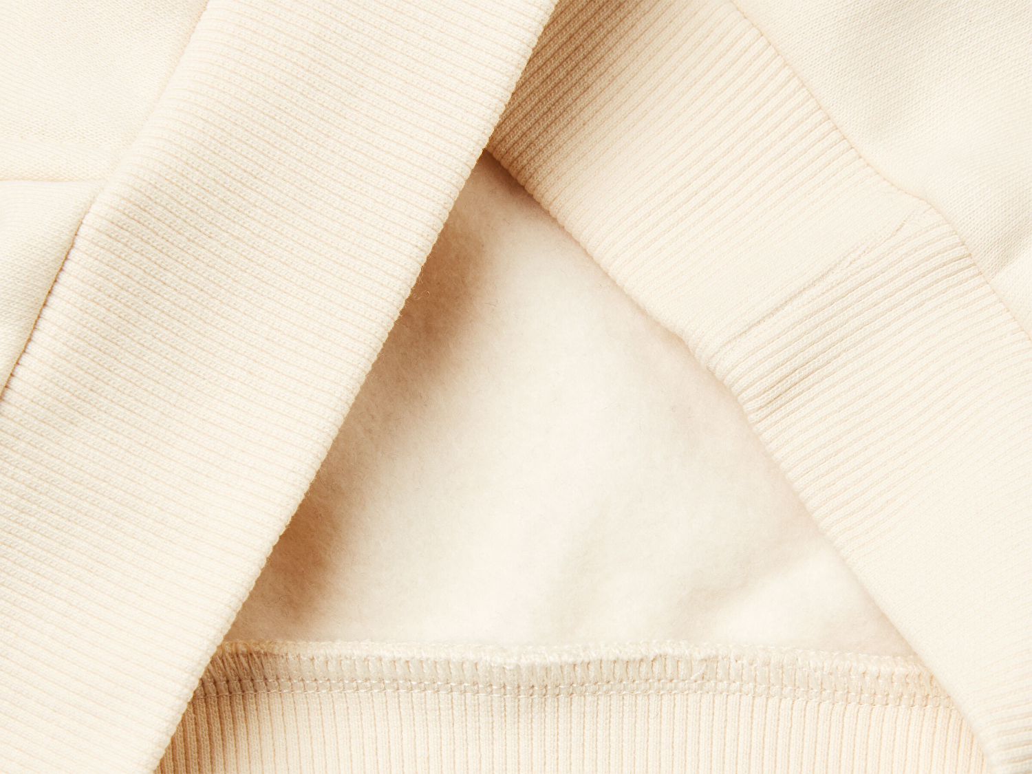 Benetton Erkek Bebek Krem Önü Baskılı Kolları Şeritli Kapüşonlu Sweatshirt