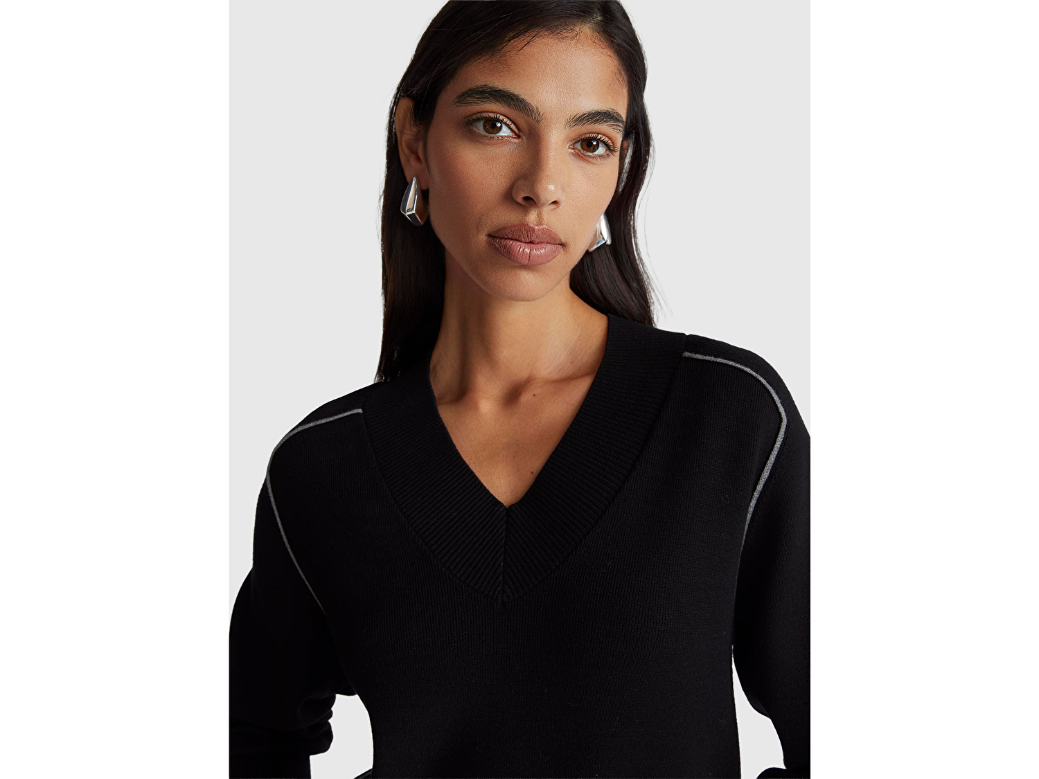 Benetton Kadın Siyah Viskoz Karışımlı Ribana Detaylı V Yaka Kazak