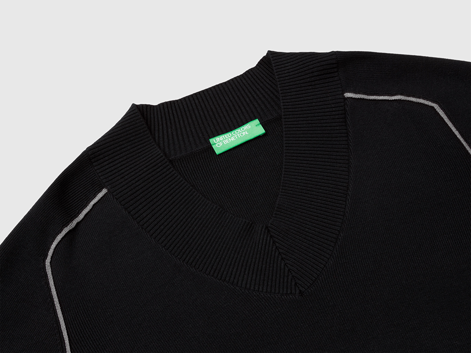 Benetton Kadın Siyah Viskoz Karışımlı Ribana Detaylı V Yaka Kazak