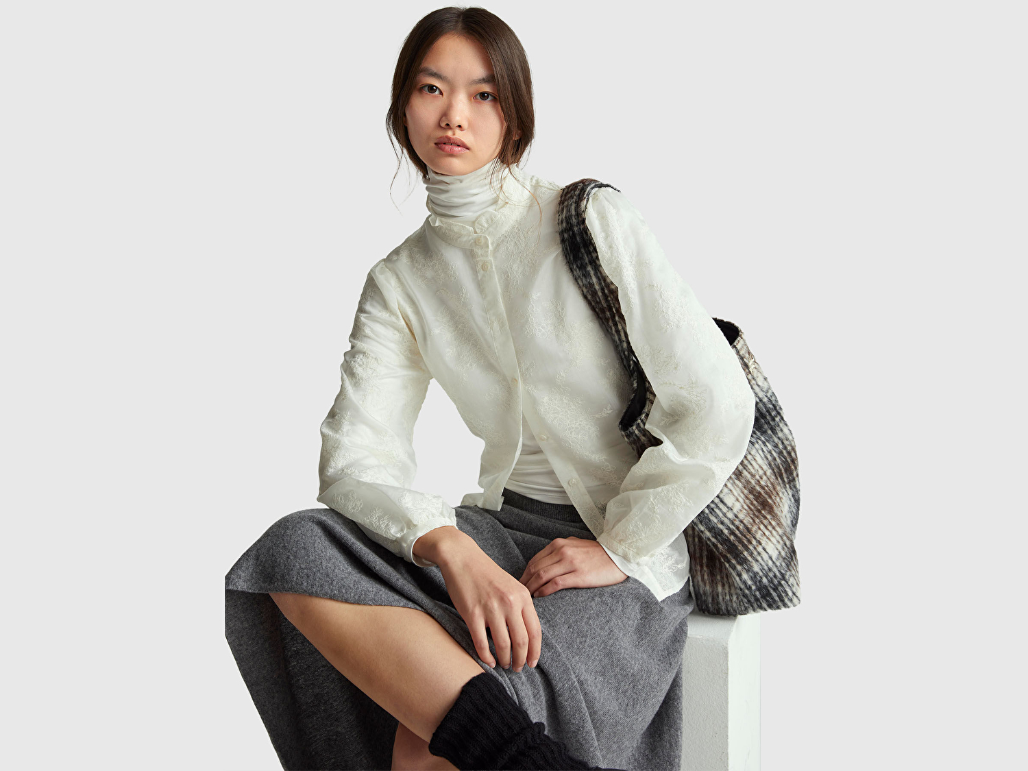 Benetton Kadın Ekru Liyosel ve Pamuk Karışımlı Düğmeli Kolu Lastikli Gömlek