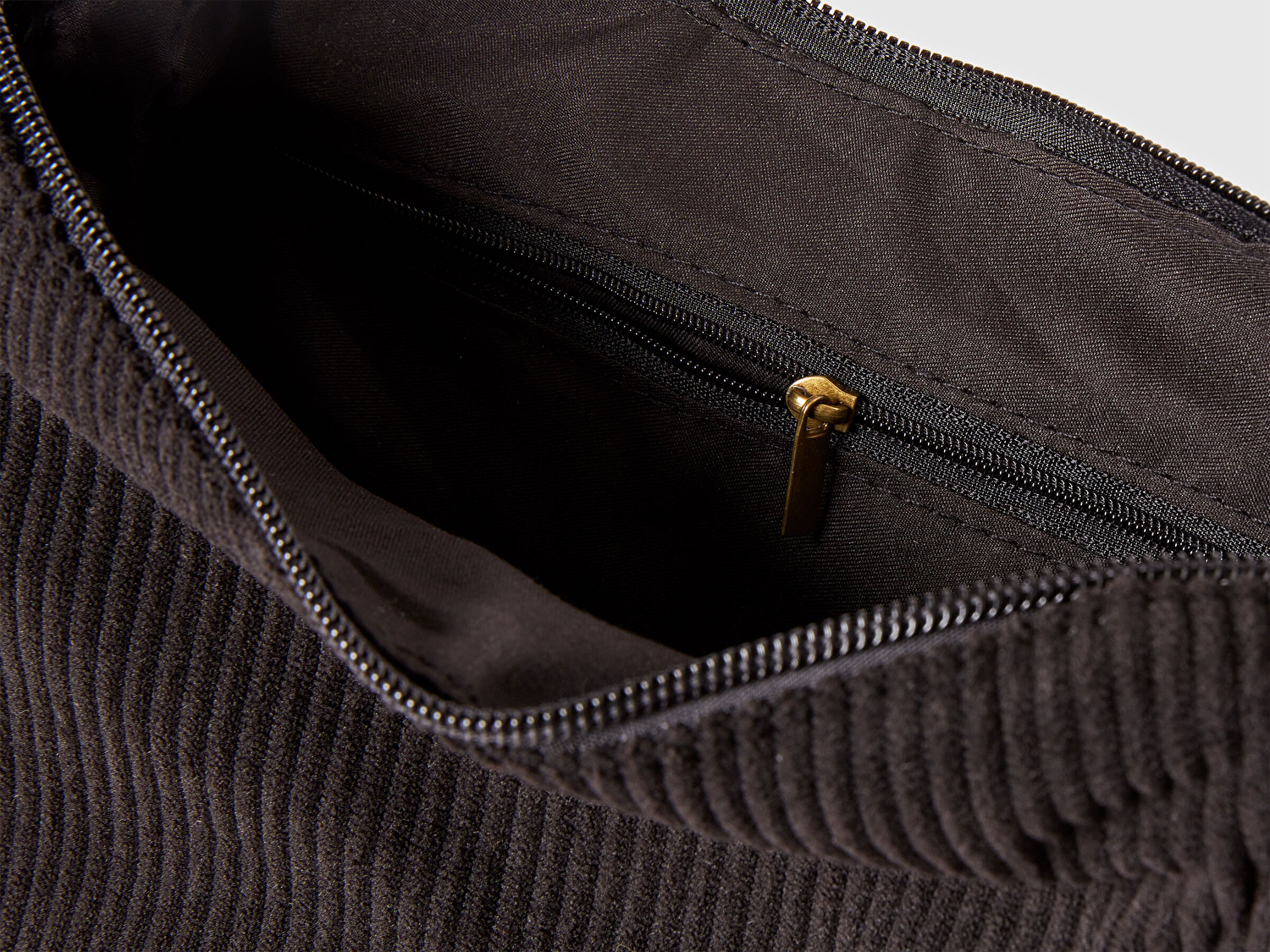 Benetton Kadın Siyah Suni Deri Detaylı Fermuarlı Kadife Bowling Çanta