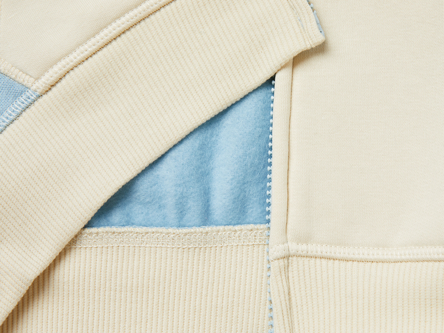 Benetton Erkek Çocuk Mavi-Krem Önü Logo Baskılı Cepli Fermuarlı Sweatshirt