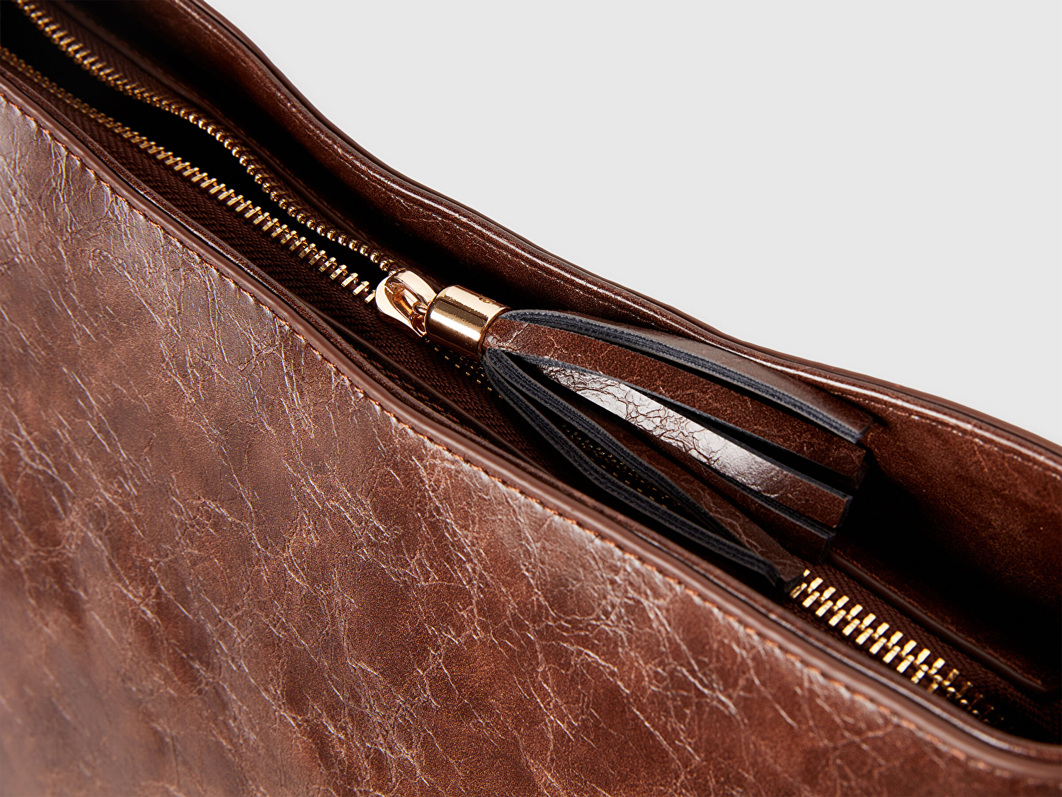 Benetton Kadın Koyu Kahverengi Suni Deri Parlak Fermuarlı Omuz Çantası