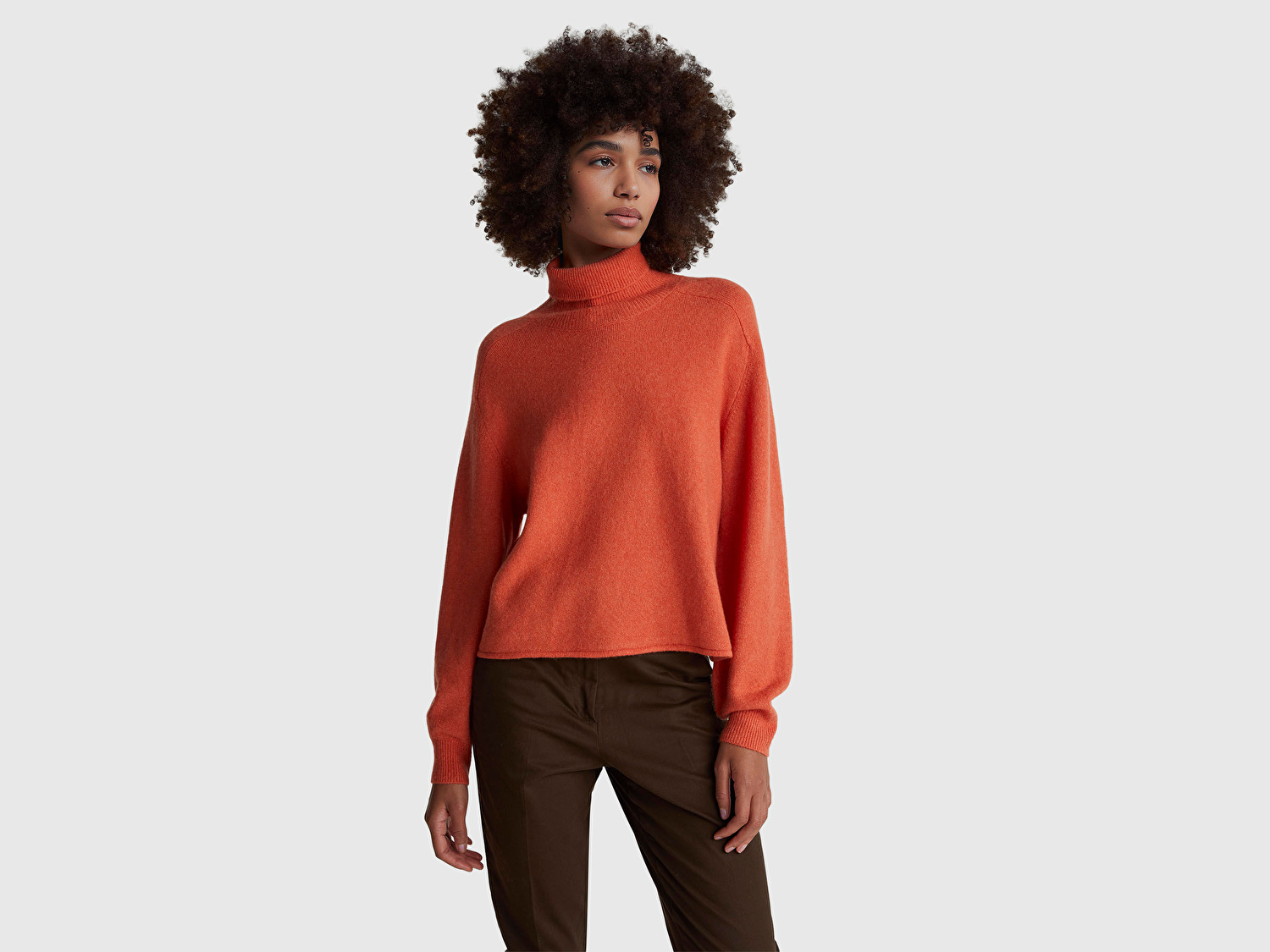 Benetton Kadın Turuncu Akrilik ve Yün Karışımlı Düşük Omuzlu Balıkçı Yaka Kazak