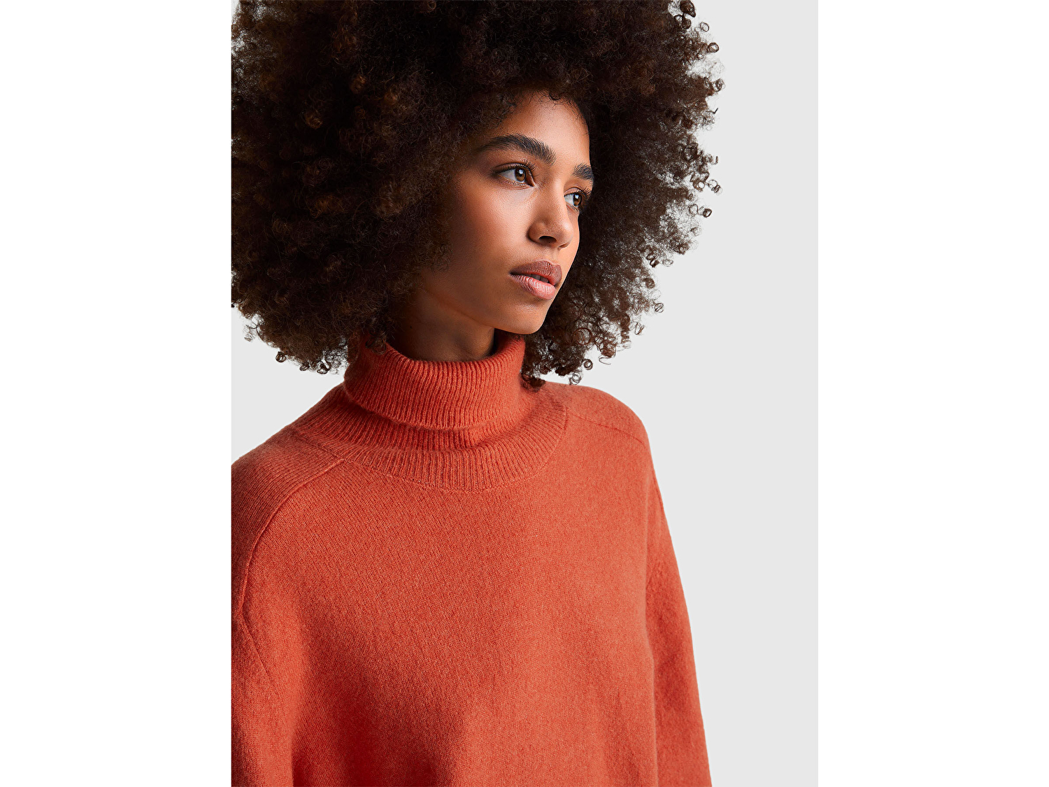 Benetton Kadın Turuncu Akrilik ve Yün Karışımlı Düşük Omuzlu Balıkçı Yaka Kazak