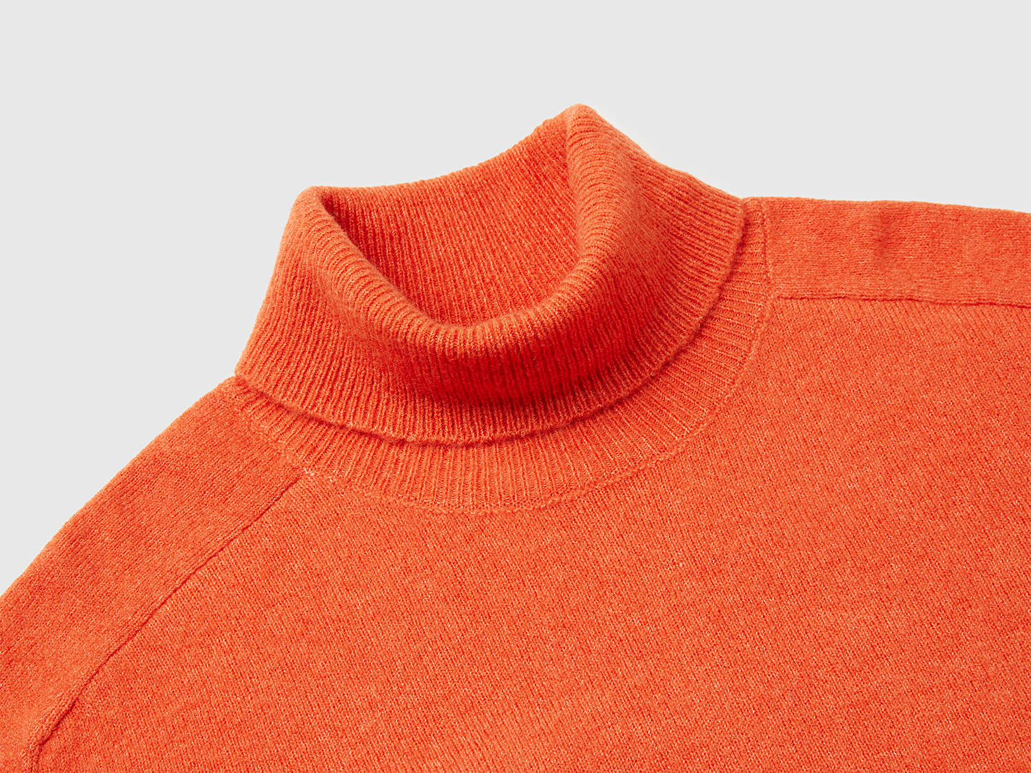 Benetton Kadın Turuncu Akrilik ve Yün Karışımlı Düşük Omuzlu Balıkçı Yaka Kazak