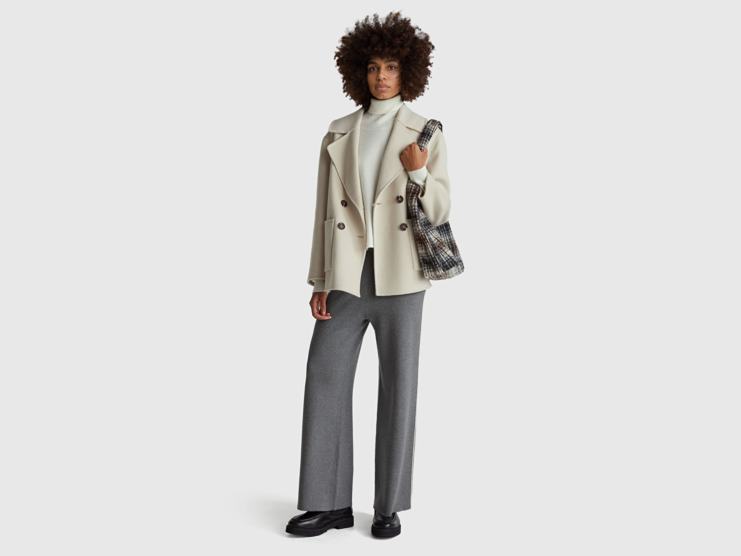 Benetton Kadın Krem Akrilik ve Yün Karışımlı Düşük Omuzlu Balıkçı Yaka Kazak