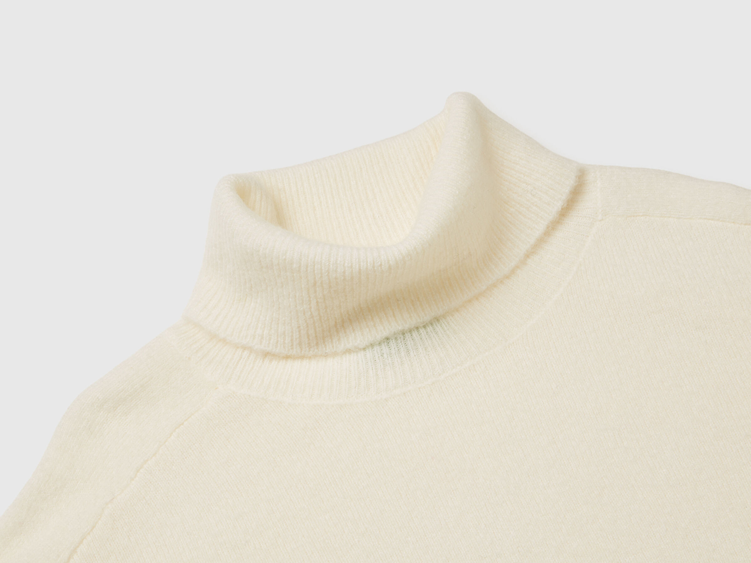 Benetton Kadın Krem Akrilik ve Yün Karışımlı Düşük Omuzlu Balıkçı Yaka Kazak