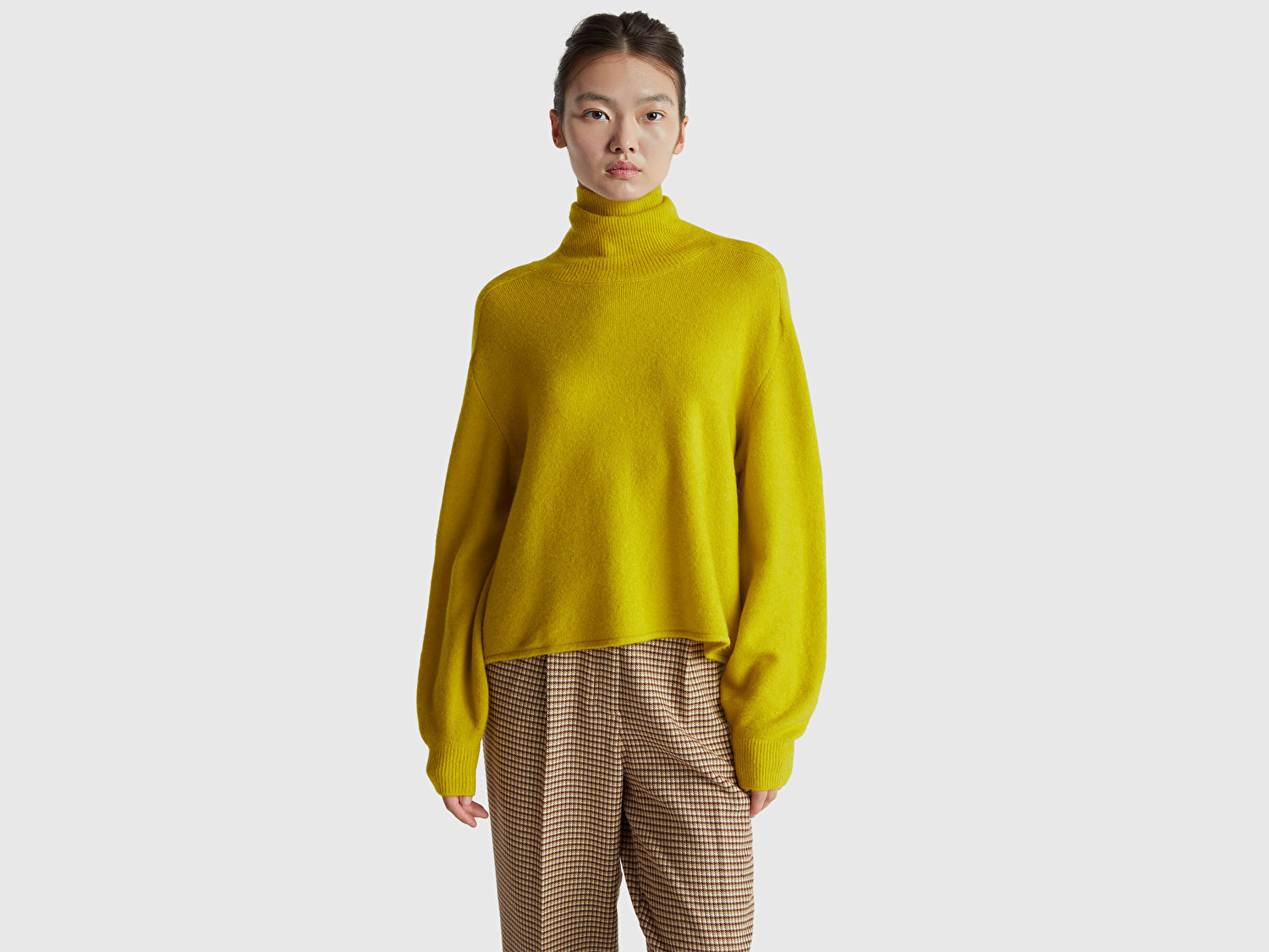 Benetton Kadın Sarı Akrilik ve Yün Karışımlı Düşük Omuzlu Balıkçı Yaka Kazak