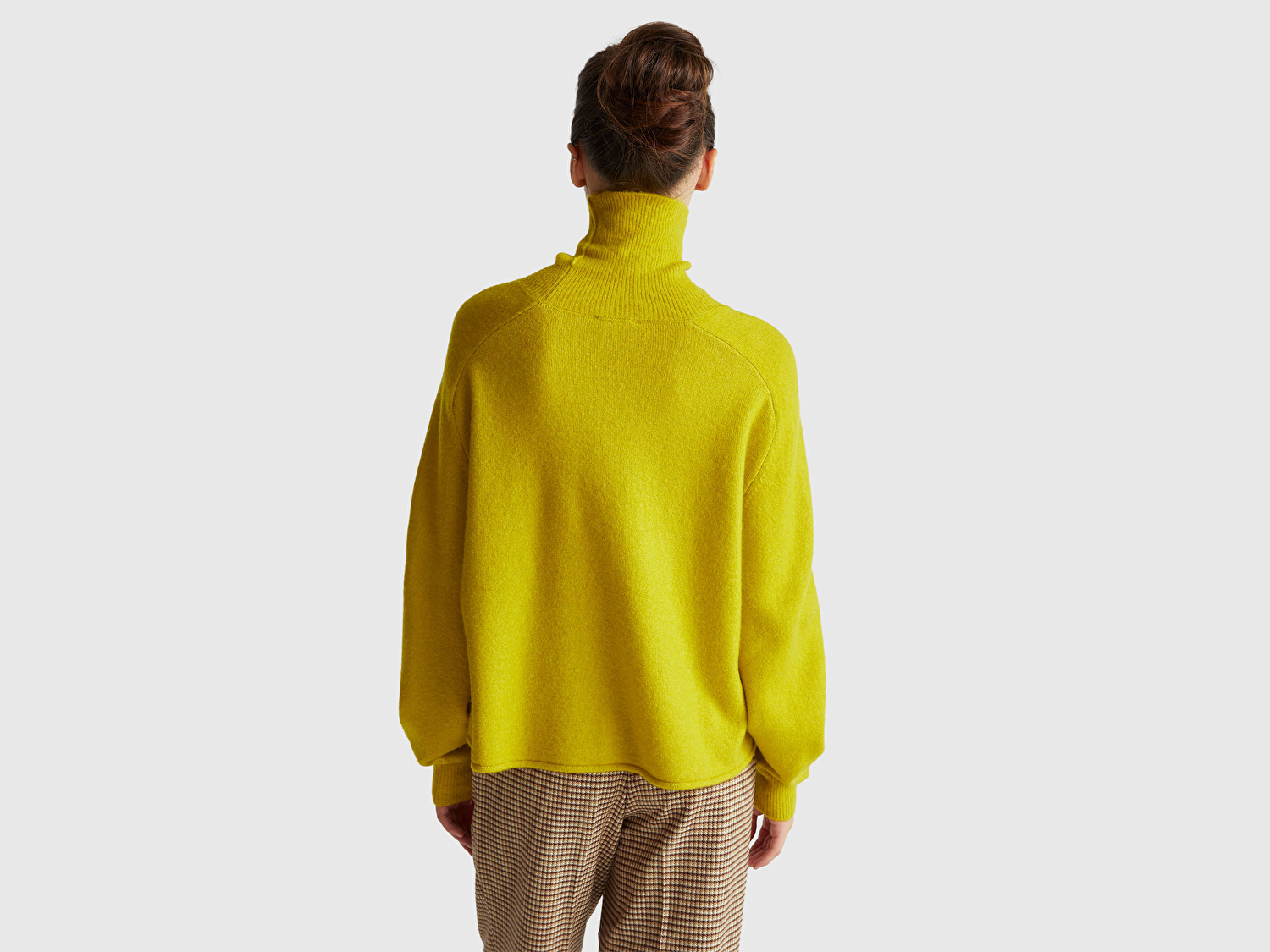 Benetton Kadın Sarı Akrilik ve Yün Karışımlı Düşük Omuzlu Balıkçı Yaka Kazak