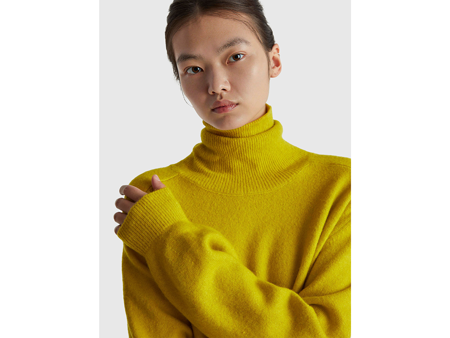 Benetton Kadın Sarı Akrilik ve Yün Karışımlı Düşük Omuzlu Balıkçı Yaka Kazak